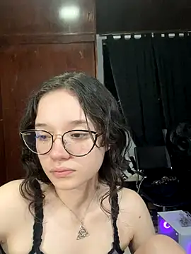 Snapshot of sukubo__ chatting on 12.19.25 sukubo online show from 12.19.25