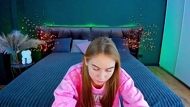 Snapshot of MilaAddams chatting on 11.30.25 MilaAddams online show from 11.30.25