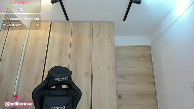 Snapshot of belllbonniie chatting on 10.10.25 belllbonniie online show from 10.10.25