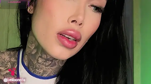 Snapshot of belllbonniie chatting on 10.12.25 belllbonniie online show from 10.12.25