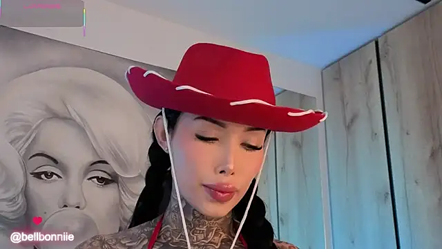 Snapshot of belllbonniie chatting on 10.12.25 belllbonniie online show from 10.12.25