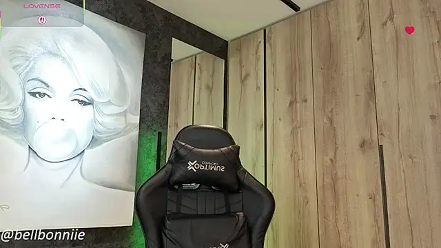 Snapshot of belllbonniie chatting on 10.28.25 belllbonniie online show from 10.28.25