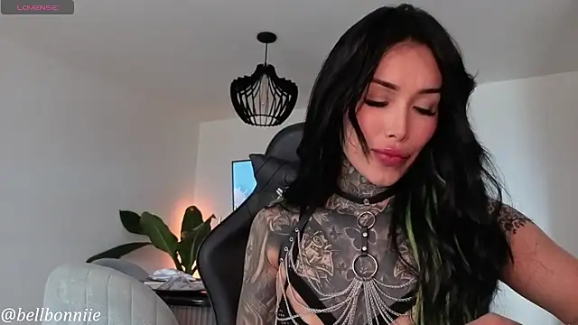 Snapshot of belllbonniie chatting on 11.20.25 belllbonniie online show from 11.20.25
