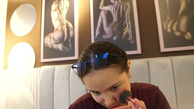 Snapshot of Tayler_Kim chatting on 12.18.25 Tayler Kim online show from 12.18.25