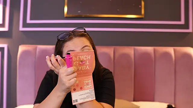 Snapshot of Tayler_Kim chatting on 12.19.25 Tayler Kim online show from 12.19.25