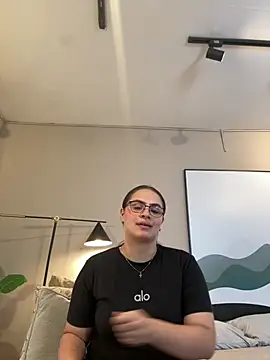 Snapshot of Tayler_Kim chatting on 02.15.26 Tayler Kim online show from 02.15.26