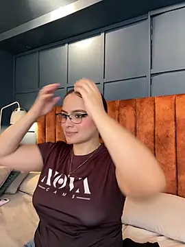 Snapshot of Tayler_Kim chatting on 03.24.26 Tayler Kim online show from 03.24.26