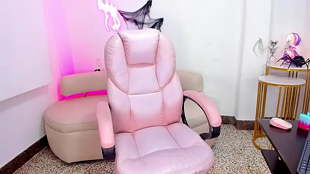 Snapshot of Miss_Francheska chatting on 10.20.25 Miss Francheska online show from 10.20.25