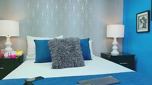 ZoeWilliis online show from 04.22.26