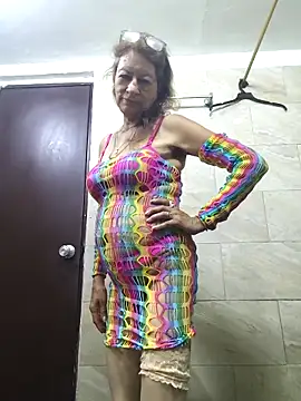 Snapshot of MaryLunne chatting on 11.12.25 MaryLunne online show from 11.12.25