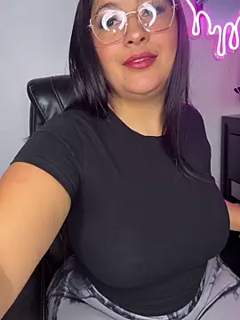 Snapshot of latina_curvy22 chatting on 09.16.25 latina curvy22 online show from 09.16.25