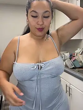 Snapshot of latina_curvy22 chatting on 09.18.25 latina curvy22 online show from 09.18.25