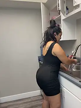 Snapshot of latina_curvy22 chatting on 10.01.25 latina curvy22 online show from 10.01.25