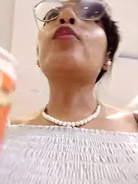 Snapshot of Regina_Shine chatting on 11.21.25 Regina Shine online show from 11.21.25