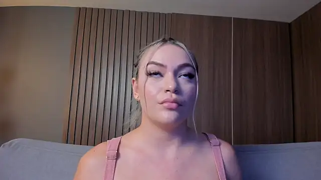 Snapshot of milaowens chatting on 02.23.25 milaowens online show from 02.23.25