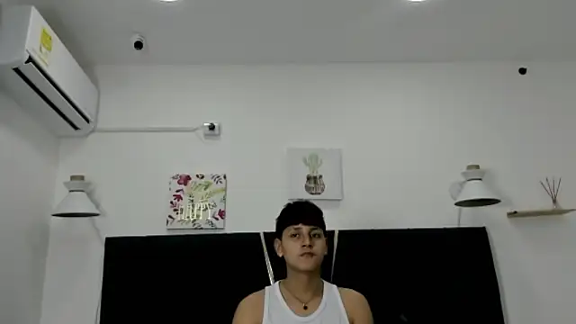 Snapshot of zeusapollofuck chatting on 09.25.25 zeusapollofuck online show from 09.25.25