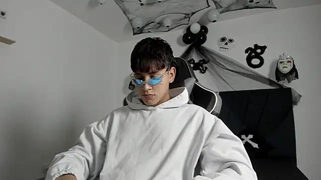 Snapshot of zeusapollofuck chatting on 10.16.25 zeusapollofuck online show from 10.16.25