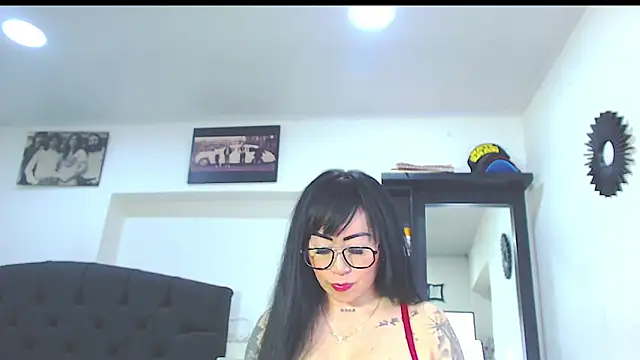 Snapshot of Vicky_hotmilf chatting on 09.19.25 Vicky hotmilf online show from 09.19.25