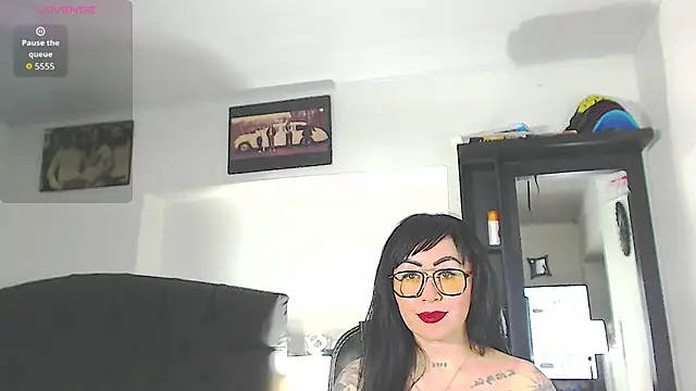 Snapshot of Vicky_hotmilf chatting on 11.24.25 Vicky hotmilf online show from 11.24.25