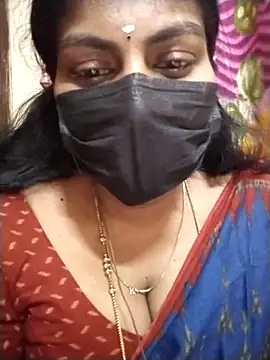 Snapshot of Nithiila chatting on 09.15.25 Nithiila online show from 09.15.25