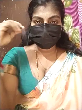 Snapshot of Nithiila chatting on 09.24.25 Nithiila online show from 09.24.25