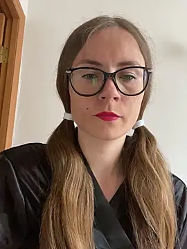 Snapshot of SophieDesire chatting on 09.17.25 SophieDesire online show from 09.17.25