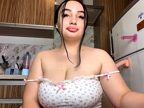 Snapshot of curvybombb chatting on 10.05.25 curvybombb online show from 10.05.25