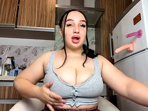 Snapshot of curvybombb chatting on 10.08.25 curvybombb online show from 10.08.25