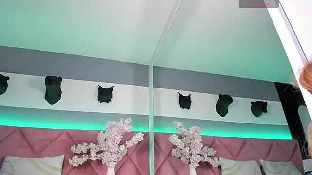 Snapshot of Val_Oconner chatting on 11.26.25 Val Oconner online show from 11.26.25