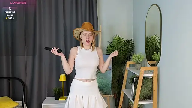 HollieCollelo online show from 11.06.25