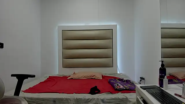 Luna and lindsy online show from 11.24.25