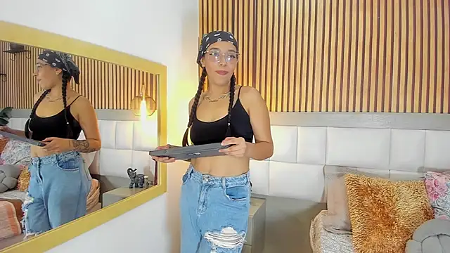 Snapshot of Roseaurora chatting on 10.16.25 Roseaurora online show from 10.16.25