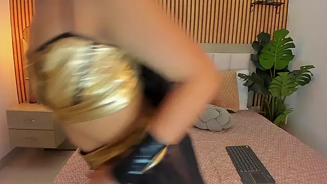 Snapshot of Roseaurora chatting on 10.31.25 Roseaurora online show from 10.31.25