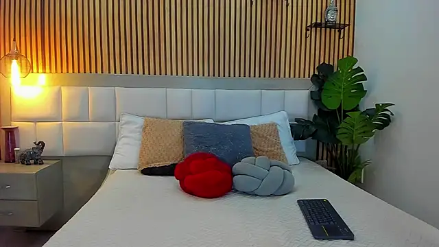 Snapshot of Roseaurora chatting on 11.15.25 Roseaurora online show from 11.15.25