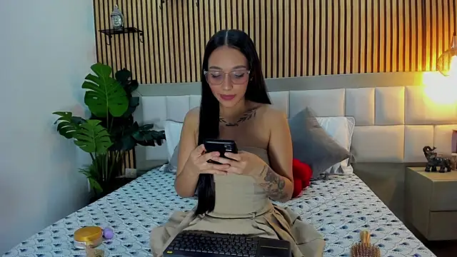 Snapshot of Roseaurora chatting on 11.22.25 Roseaurora online show from 11.22.25