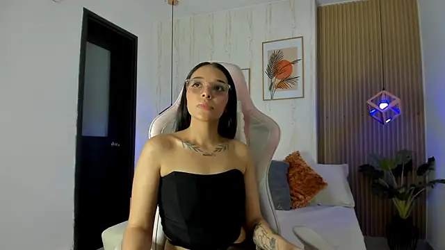 Snapshot of Roseaurora chatting on 11.29.25 Roseaurora online show from 11.29.25