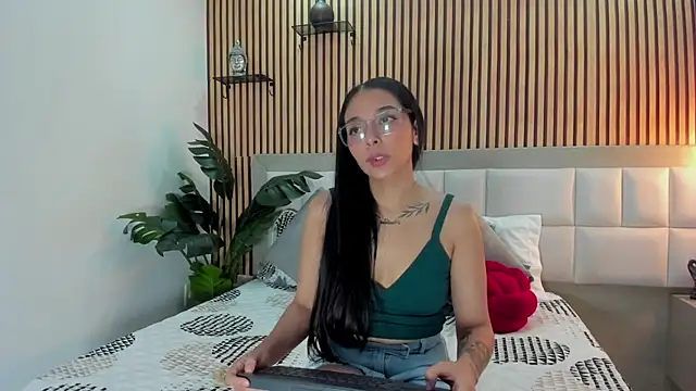 Snapshot of Roseaurora chatting on 12.03.25 Roseaurora online show from 12.03.25