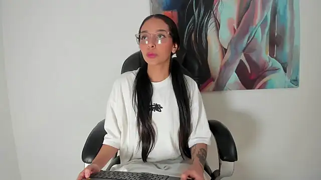 Snapshot of Roseaurora chatting on 12.04.25 Roseaurora online show from 12.04.25