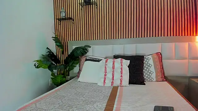 Snapshot of Roseaurora chatting on 12.15.25 Roseaurora online show from 12.15.25