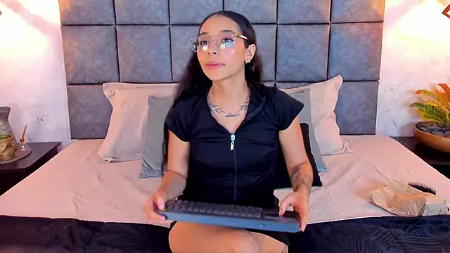 Roseaurora online show from 05.18.26