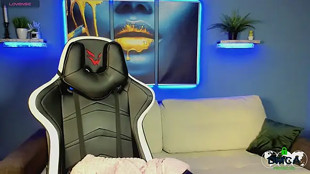 Snapshot of Roxy_foxi chatting on 10.04.25 Roxy foxi online show from 10.04.25