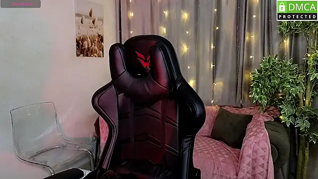 Snapshot of Roxy_foxi chatting on 11.24.25 Roxy foxi online show from 11.24.25