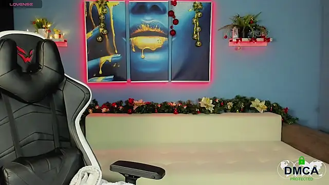 Snapshot of Roxy_foxi chatting on 12.04.25 Roxy foxi online show from 12.04.25