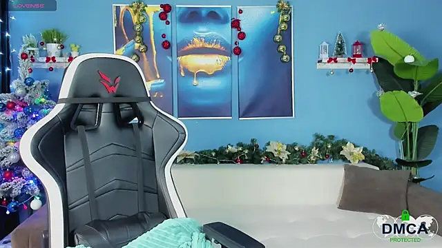 Snapshot of Roxy_foxi chatting on 12.14.25 Roxy foxi online show from 12.14.25