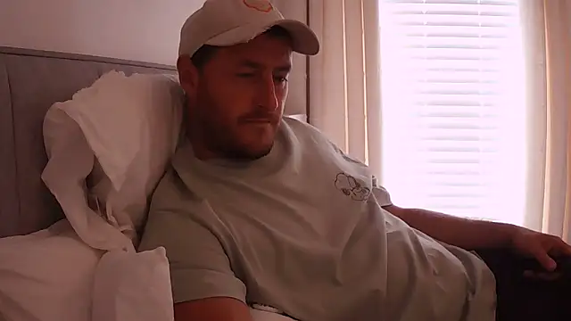 Snapshot of Londonlad818 chatting on 09.10.25 Londonlad818 online show from 09.10.25