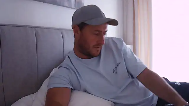 Snapshot of Londonlad818 chatting on 09.23.25 Londonlad818 online show from 09.23.25