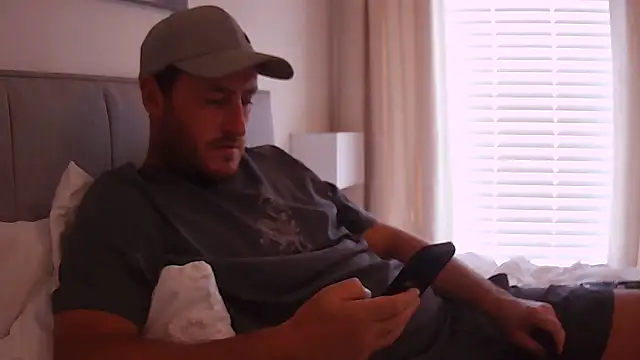 Snapshot of Londonlad818 chatting on 09.24.25 Londonlad818 online show from 09.24.25