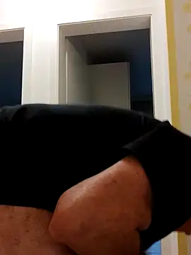 Snapshot of Oldmenhot66 chatting on 10.17.25 Oldmenhot66 online show from 10.17.25