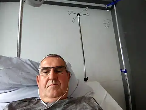 Snapshot of Oldmenhot66 chatting on 10.21.25 Oldmenhot66 online show from 10.21.25