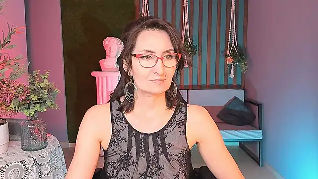 Snapshot of UnaTerra chatting on 09.21.25 UnaTerra online show from 09.21.25